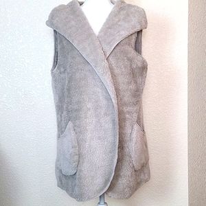 NWOT Zenana Outfitters plush hooded vest, M